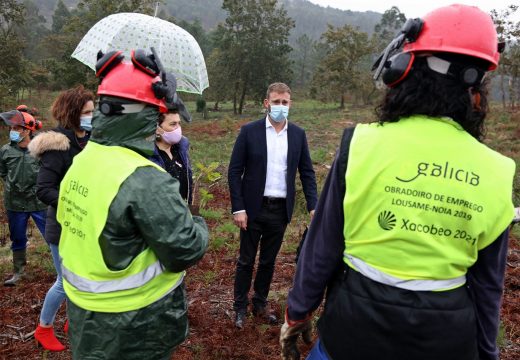 Gonzalo Trenor visita o obradoiro de emprego de Lousame-Noia que forma a 20 alumnos en aproveitamentos forestais grazas a un investimento de máis de 480.000€